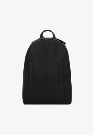 Zaino in pelle nera con forma arrotondata, logo in rilievo, manico superiore e tasca frontale. Presenta una superficie testurizzata e minuteria color oro.