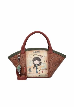 Sac à main marron avec une illustration de fille, des monuments de San Francisco, des motifs floraux et un porte-clés en forme de fleur avec une perle verte.