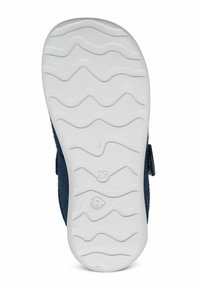 Dunkelblaue Schuhbasis mit weißer Gummisohle, versehen mit einem strukturierten Wellenmuster und zusätzlichen Prägungen auf der Sohle. Größe markiert als 29.