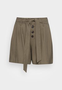 Olivově zelené šortky z hladkého materiálu, s páskem v pase, čtyřmi černými knoflíky a skladovými detaily na přední straně.