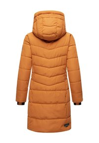 Oranje pufferjack met een capuchon, voorzien van een chevronontwerp, elastische manchetten en een label aan de onderkant. Glad textuur en een gemiddelde lengte.