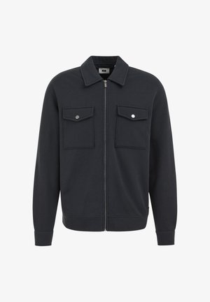 Giacca zip-up grigia scura realizzata in tessuto morbido. Presenta un colletto, due tasche frontali con pattina e polsini a costine. Design semplice e funzionale.