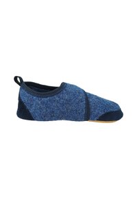 Blauwe vilten slipper met een afgeronde neus, zwarte accenten en een gestructureerde bovenkant. Heeft een lus voor gemakkelijke instap en een gevoerde zool.