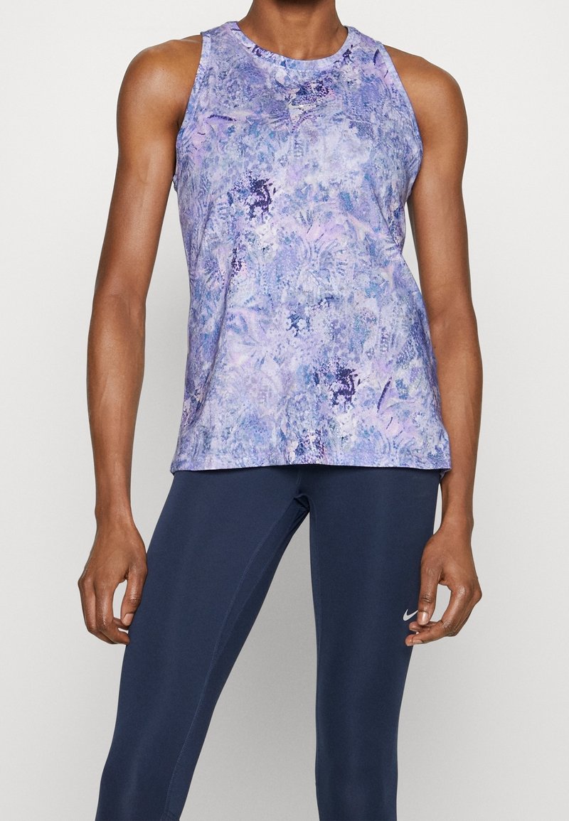 Débardeur ajusté sans manches avec un motif abstrait violet ; fabriqué en tissu léger avec un col rond. Assorti à un pantalon foncé.