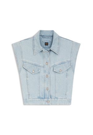 Chaleco sin mangas de mezclilla azul claro con botones al frente, cuello puntiagudo, dos bolsillos en el pecho con solapas y etiqueta de BOSS en el interior del cuello.