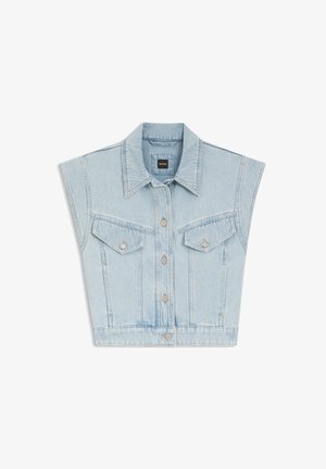 Chaleco sin mangas de mezclilla azul claro con botones al frente, cuello puntiagudo, dos bolsillos en el pecho con solapas y etiqueta de BOSS en el interior del cuello.