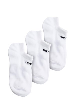 Tres pares de calcetines blancos hasta el tobillo con texto parcial negro "airm" visible en cada par.
