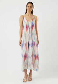 Satinmaxiklänning med justerbara spaghettiremmar. Har ett färgglatt abstrakt mönster i röd, blå och vit. Luftigt och lätt tyg.