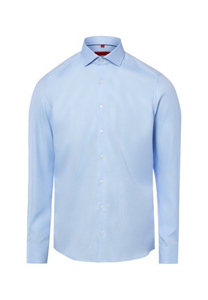 Jasnoniebieska koszula z długim rękawem, zapinana na guziki z kołnierzykiem w szpic, pokazana na białym tle.