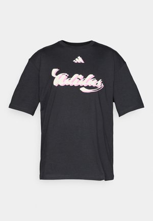 Zwart katoenen T-shirt met een groot roze-wit "Adidas"-logo en een adidas drie strepen-embleem op de borst. Korte mouwen.