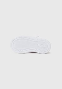Suela de zapatilla blanca que presenta un patrón de relieve de espiga y bordes curvados. Material de goma suave con detalles de marca en el centro.