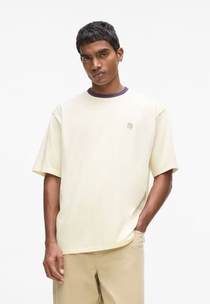 RELAXED IKON STRIPED NECK - Jednoduché tričko - cannoli cream