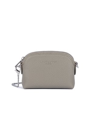 Petite pochette en cuir gris texturé avec une fermeture éclair sur le dessus et un fermoir chaîne argenté amovible sur fond blanc.