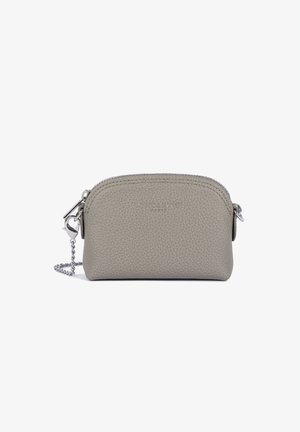 Petite pochette en cuir gris texturé avec une fermeture éclair sur le dessus et un fermoir chaîne argenté amovible sur fond blanc.