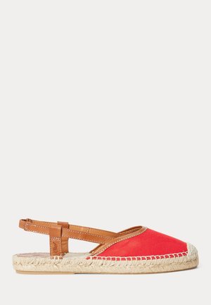 Espadrille en toile rouge avec accents en cuir marron et bride à la cheville. Dotée d'une semelle en jute et de détails cousus le long du bord.