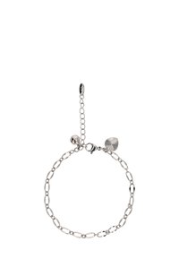 Ezüst láncos karkötő ovális linkekkel, csattal, kerek gyönggyel és textúrázott levél charm-mal. Simára csiszolt felület, minimalista design.
