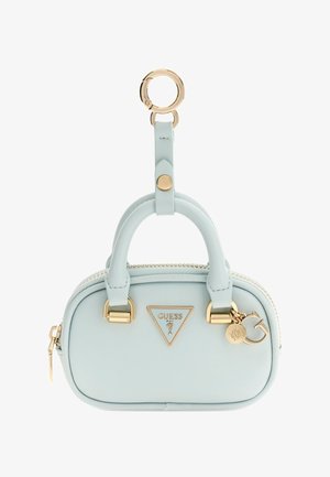 Porte-clés petit sac à main Guess bleu pastel avec garnitures dorées, plaque logo, fermeture éclair et charms décoratifs attachés à un anneau en or.