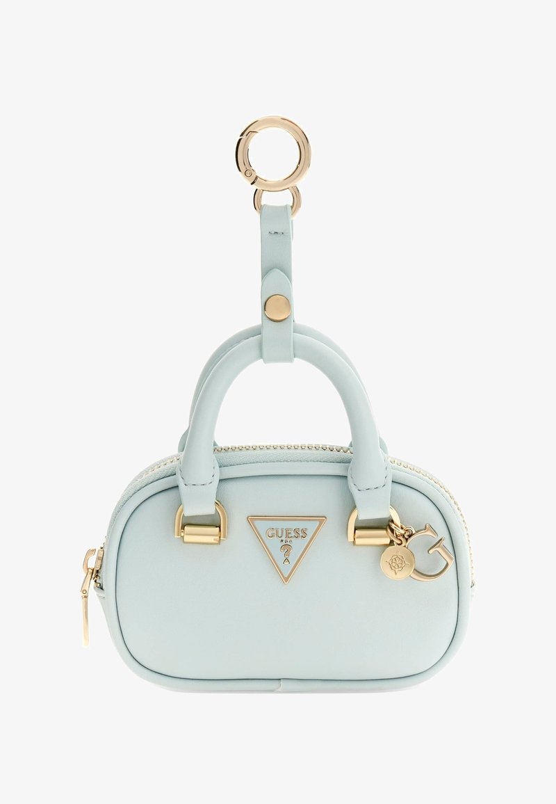 Porte-clés petit sac à main Guess bleu pastel avec garnitures dorées, plaque logo, fermeture éclair et charms décoratifs attachés à un anneau en or.