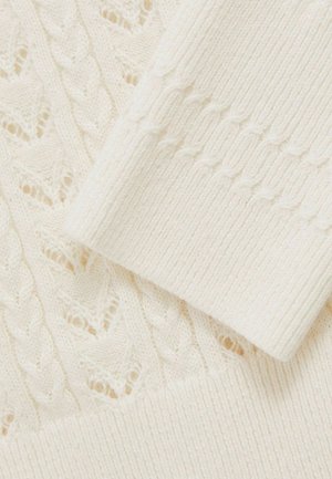Pulover tricotat de culoare albă cu texturi cable și rigide. Prezintă motive mari de tricotare deschisă și o senzație moale, confortabilă.