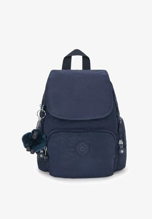 Zaino blu navy realizzato in tessuto testurizzato, con chiusura a patta, tasca frontale con zip e un portachiavi con un charm di gorilla peloso.