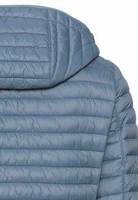 Gequilted blauwe jas met een gevoerde capuchon, een gladde textuur en horizontale patronen op de stof. Ritsluiting aan de voorkant.