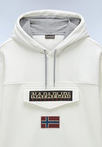 Hvid hættetrøje med grå snore, beige og sort "Napapijri geographic" logo-patch og et norsk flag-patch foran.