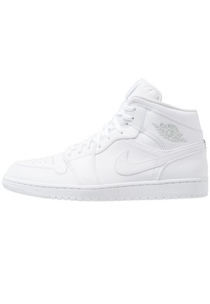 Weißer High-Top Air Jordan Sneaker mit Schnürsenkeln, perforierter Spitze, Nike-Swoosh an der Seite und Wings-Logo nahe dem Knöchel.