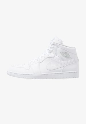 Baskets montantes blanches Air Jordan avec lacets, bout perforé, logo Nike swoosh sur le côté et logo Wings près de la cheville.
