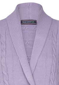 Cardigan a maglia lavanda con motivo a treccia, texture a coste e colletto a scialle. Etichetta del marchio visibile all'interno del colletto.