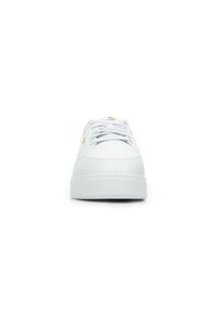 Sneaker bianco con tomaia in pelle liscia, punta rotonda e dettagli perforati. Presenta lacci piatti e una suola in gomma con un logo discreto.