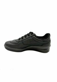 Sorte lædersneakers med en struktureret overflade, rund tå, seks snørrehuller og en polstret sål. Lav profil design med minimale detaljer.