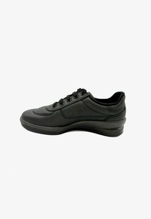 Baskets en cuir noir avec une finition texturée, bout rond, six œillets pour les lacets et une semelle rembourrée. Design profil bas avec des accents minimalistes.