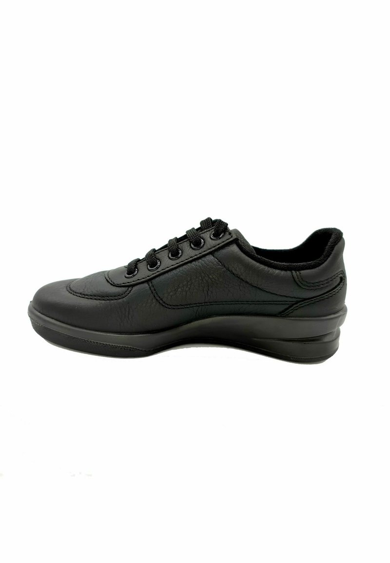 Sorte lædersneakers med en struktureret overflade, rund tå, seks snørrehuller og en polstret sål. Lav profil design med minimale detaljer.