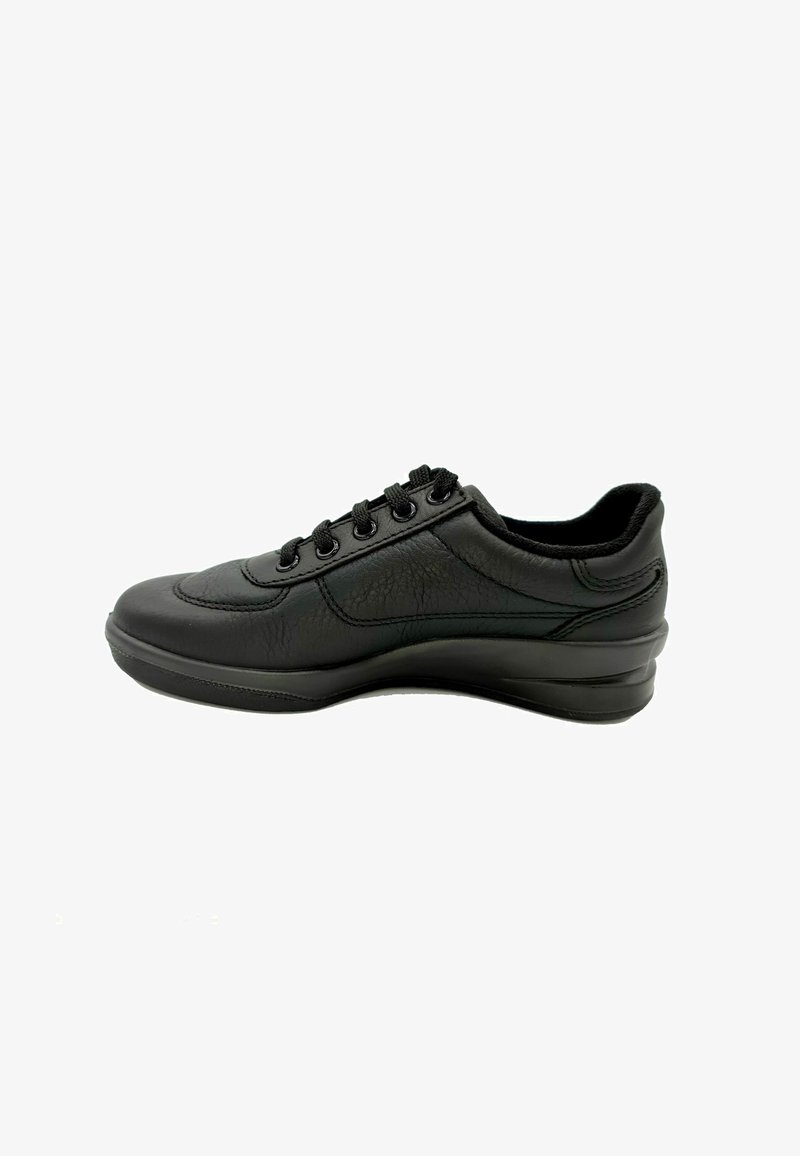 Baskets en cuir noir avec une finition texturée, bout rond, six œillets pour les lacets et une semelle rembourrée. Design profil bas avec des accents minimalistes.