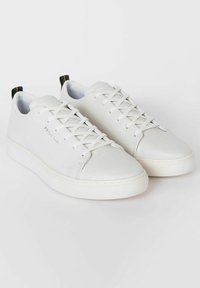 Bílé kožené tenisky s plochými tkaničkami, kulatou špičkou a texturovanou bílou gumovou podrážkou. Vícebarevný poutko na patě a jemné logo.
