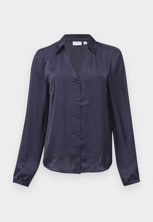 Blouse en satin bleu marine à manches longues, avec col et boutons sur le devant, poignets légèrement froncés et coupe ample.