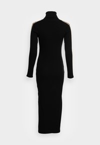 Černé, dlouhé rukávy, rolákové šaty s přiléhavým střihem, zdobené vzorovanými akcenty na ramenou a dlouhým střihem až k podlaze. Měkká textura.