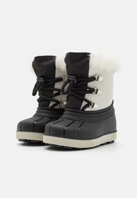 Botas de nieve impermeables en negro y gris con forro de piel sintética, cordones ajustables, puntera de goma y suelas texturizadas para mayor tracción.