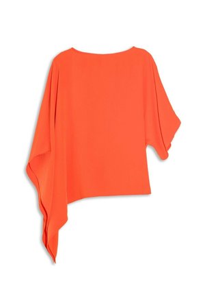 Top asimmetrico di colore arancione acceso con maniche larghe e fluenti e scollo a barca.