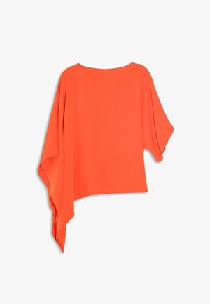 Top asimmetrico di colore arancione acceso con maniche larghe e fluenti e scollo a barca.