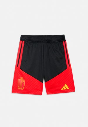 Shorts de sport noirs et rouges avec une ceinture élastique, des bandes rouges sur les côtés, un logo sportif jaune sur la jambe droite, et un blason d'équipe sur la jambe gauche.