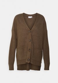 Ruskea neulecardigan V-pääntiellä, napitus edessä, kaksi läpätaskua ja pitkät hihat. Teksturoitu kangas, jossa on ribbineulekuvio.