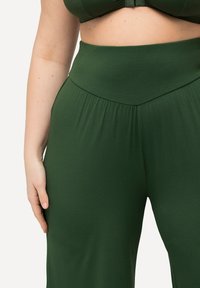 Ulla Popken WIDE-LEG FLARED BERMUDA  - Pyjamabroek - olive