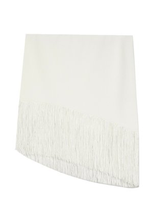 Jupe blanche asymétrique avec de longues franges le long de l’ourlet en biais.