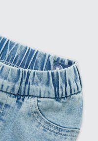 Jasnoniebieskie szorty dżinsowe z elastycznym pasem, przednią kieszenią i teksturowaną tkaniną z wyblakłymi wzorami.