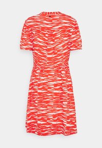 Czerwona sukienka z krótkim rękawem z białym abstrakcyjnym wzorem, elastyczną talią i okrągłym dekoltem; lekki materiał o gładkiej fakturze.