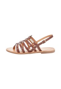 Bruine leren sandaal met meerdere banden, open teen ontwerp, verstelbare gesp en een platte rubberen zool. Stiksels langs de banden.