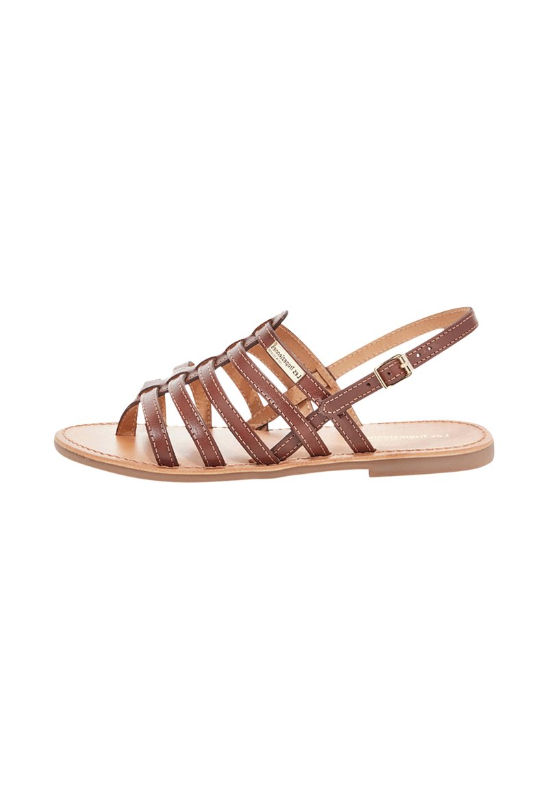 Bruine leren sandaal met meerdere banden, open teen ontwerp, verstelbare gesp en een platte rubberen zool. Stiksels langs de banden.