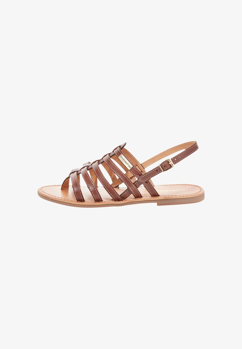 Bruine leren sandaal met meerdere banden, open teen ontwerp, verstelbare gesp en een platte rubberen zool. Stiksels langs de banden.