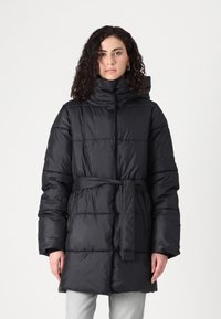 Črna puffer jakna z visokim ovratnikom, pasom in prešitim dizajnom. Ima dolge rokave in gladko, sijočo teksturo.